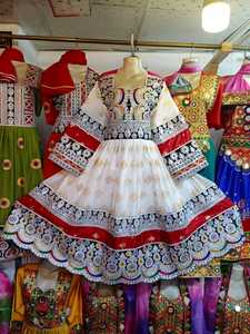 Elegante vestido tradicional afgano-Exquisito bordado Colores vibrantes Mangas largas Tela Premium Anarkali - Product Image 5