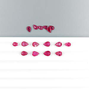 Rubis naturels du Mozambique non traités, formes poire calibrées 6x4mm, tourmaline synthétique de qualité supérieure, teinte rouge rose octogonale, traitée thermiquement - Product Image 2