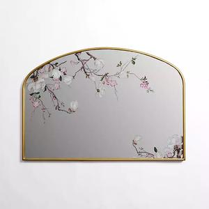 Nouvel arrivage de cadre de miroir mural noir en fer apportant des courbes douces et des tons métalliques chauds à la décoration intérieure de la chambre et de l'habillage - Product Image 4