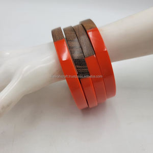 Brazalete de Madera y Resina Ecológico de Diseño Personalizado y Estilo Lujoso con Detalles de Perlas y Diamantes en Cualquier Color - Product Image 4