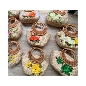 AVAILABLE Friendly Wicker Bag Suitable for Casual Outings and Small Item Carry Pouch Lightweight Design for Convenience - Product Image 6