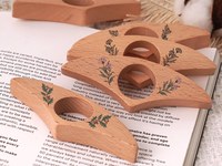 Marque-page ergonomique en bois poli durable, forme personnalisée, thème amour, support de page pour le pouce, idéal pour les longues sessions de lecture