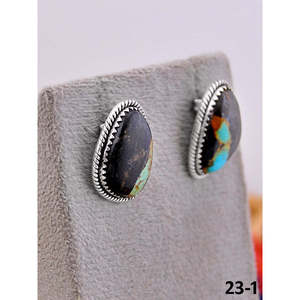 Boucles d'oreilles clous élégantes en argent sterling avec turquoise Black Jack, serties de rose gold, plaquées or, faites à la main au sud-ouest - Product Image 3