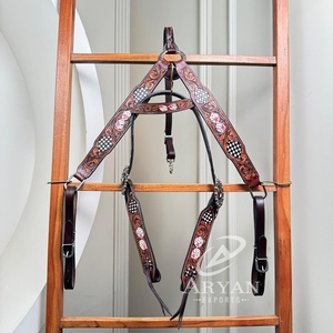ชุดอุปกรณ์ขี่ม้าหนังวัวแท้ 100% งานฝีมือ พร้อมสายรัดอก ลายลูกเต๋าและลายตารางหมากรุก ดีไซน์เนอร์ออกแบบ - Product Image 1