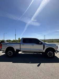 Pick-up lourd d'occasion 2024 F250 Lariat Tremor 4x4 - Product Image 1
