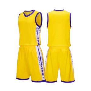 Tenue d'entraînement de basketball personnalisable à séchage rapide, respirante et légère – Maillots et ensembles de sport pour hommes et femmes - Product Image 6