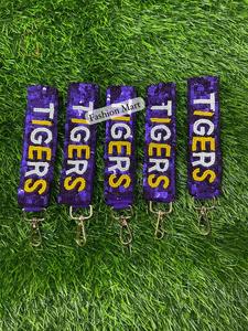 พวงกุญแจลายเสือสีม่วงและสีทองประดับกลิตเตอร์ งานแฮนด์เมด ของขวัญสำหรับแฟนฟุตบอล ใช้ได้กับกระเป๋าเป้ กระเป๋าถือ และสายคล้องโทรศัพท์มือถือ - Product Image 2