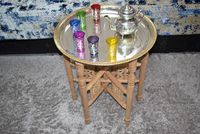 Table à thé marocaine ronde, table de service à thé, accent en métal et bois, avec verres à thé, table pour salon