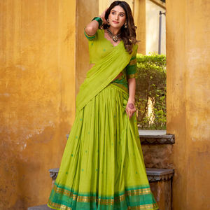 ชุดเลเฮนกาโชลีผ้าไหมชานเดรีลายทอแบบซารี ดีไซน์ล่าสุด สำหรับงานแต่งงานและงานเลี้ยงแบบอินเดียดั้งเดิม - Product Image 1