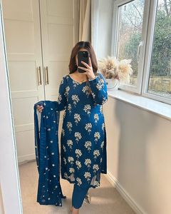 Nouveau concepteur indien fête de mariage porter Chinon soie lourde séquence broderie travail haut et pantalon avec Latkan travail dentelle Dupatta - Product Image 2