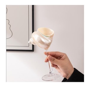Copa de vino con diseño de concha marina única disponible en diferentes colores para regalos o decoración de eventos - Product Image 1