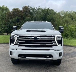 <span class=keywords><strong>Chevrolet</strong></span> <span class=keywords><strong>Silverado</strong></span> 2500HD High Country, pick-up robuste, blanc impeccable, moteur <span class=keywords><strong>V8</strong></span> turbo <span class=keywords><strong>diesel</strong></span>, meilleur prix - Product Image 1