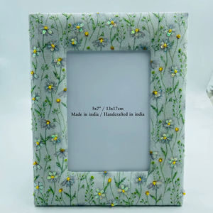 Cadre photo en bois et tissu brodé, imprimé moderne et tendance, collection printemps, léger, durable, design vertical, mural - Product Image 1