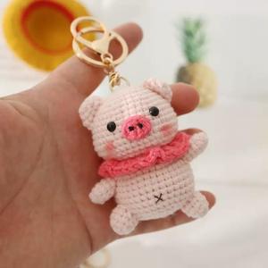 Al por mayor Llavero de ganchillo de dibujos animados ecológico, Muñeco de peluche de animal hecho a mano, Colgante para bolso, Anillo para llaves tejido, Suave, con diseños de Cerdo, Oso, Tigre - Product Image 4