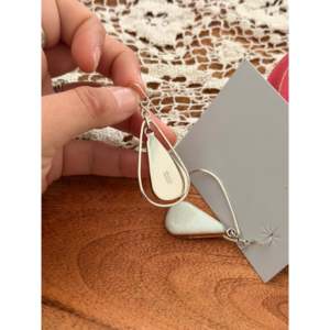 Boucles d'oreilles pendantes en opale (synthétique) et argent sterling, motif goutte d'eau, fabriquées à la main par des artisans Navajo - Product Image 5