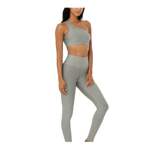 Ensemble de yoga personnalisé avec logo, leggings taille haute et haut assorti, conçu pour les vêtements de sport de qualité supérieure - Product Image 2