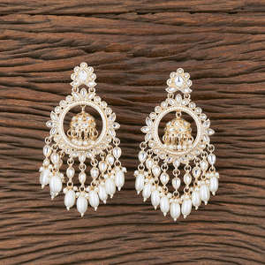 Pendiente de perla estilo Indo Western Jhumki clásico artificial con chapado en oro 110074 EN LA India - Product Image 1