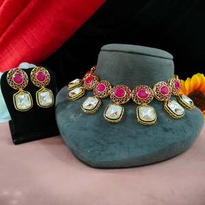 Conjunto de collar de mujer con acabado dorado antiguo Hermoso vidrio sin cortar Kundan Meenakari Fusion Brass para bodas Ocasiones festivas - Product Image 3