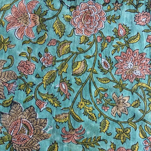 ผ้าฝ้ายพิมพ์ลายดอกไม้สีฟ้าอควา ด้วยเทคนิคการพิมพ์ด้วยมือ ลายเถาวัลย์พฤกษศาสตร์แบบคลาสสิกสไตล์ยุโรป - Product Image 3