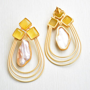 Boucles d'oreilles en laiton de qualité supérieure plaquées or avec perle naturelle et pierre semi-précieuse, finition plaquée or 18 carats, motif unique de créateur - Product Image 2