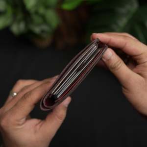 กระเป๋าสตางค์หนังแท้ WF Leathercraft No.55 Pro Classic Bifold สีเบอร์กันดี หนังวัวฟอกฝาด ทำมือ เย็บแบบฝรั่งเศส รับประกัน 5 ปี - Product Image 2