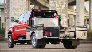 Chevrolet Silverado 4500HD 2024 Usada, Cabina Doble 4x4 con Plataforma, Equipada con Motor Diésel Dura-max de 6.6L - Product Image 3