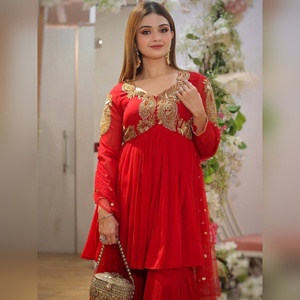 ชุดเสื้อผ้าสตรีแบบหรูหรา ผ้าจอร์เจตต์ ประกอบด้วยเสื้อและกางเกงขายาวปักลายด้วยด้ายอย่างสวยงาม พร้อมผ้าคลุมไหล่ผ้าจอร์เจตต์ เหมาะสำหรับใส่ในโอกาสสบายๆ - Product Image 3