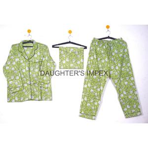 Conjunto de Pijama con Estampado Floral Verde para Mujer, Traje de Dormir Hecho a Mano con Bolsa de Transporte, Ropa de Pijama para Adulto - Product Image 1