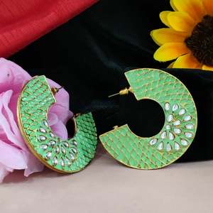 Pendientes de Moda Tradicionales Indios de Alta Calidad Vjoshijewels para Chicas, Colores Vibrantes, Intrincados Detalles en Meenakari, Kundan y Esmalte - Product Image 5