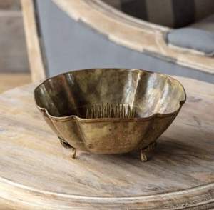 Cuenco de latón grabado con detalles intrincados y acabado brillante diseñado para uso tradicional o Estilo Vintage para el hogar - Product Image 2