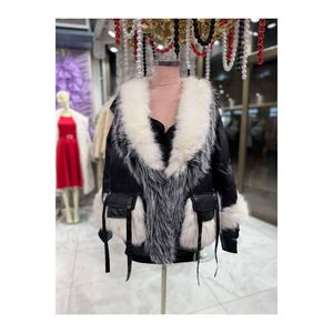 Amaris ricamato in pelle maniche e accessorio dettagliato tasca anteriore importato pelliccia Vip in bianco e nero