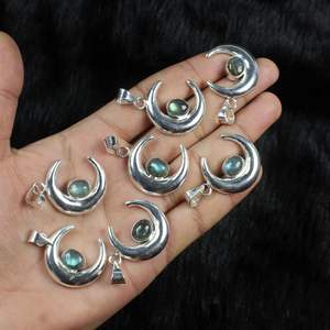 Élégant collier pendentif en argent Labradorite croissant de lune de créateur bijoux à breloques de mode avec technologie d'incrustation de réglage de lunette - Product Image 1