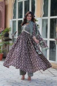 Costumes indiens et pakistanais pour femmes en pur coton à la mode et exclusifs avec Dupatta pour filles Costumes de fête disponibles au meilleur prix - Product Image 6