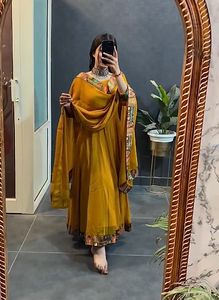 Venta al por Mayor de Ropa India y Pakistaní 2022, Kurti Bordado de Lana Tejida para Mujer, Salwar de Seda en Diferentes Colores para Bodas - Product Image 2