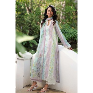 QALAMQAR Ensemble 3 pièces style bohème collection printemps/été : chemise en mousseline imprimée et brodée avec dupatta en soie et pantalon - BIC-042 - Product Image 5