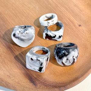Anillos de dedo de resina blanca y negra de moda, joyería acrílica de mármol grueso de gran tamaño, anillos de resina hechos a mano para mujeres y niñas - Product Image 6