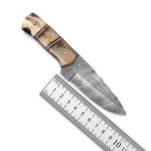 Cuchillos de caza de acero de Damasco personalizables hechos a mano con Funda de cuero de vaca y mango de madera epoxi cuchillas OEM - Product Image 6