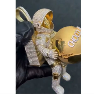 Colgante de Astronauta Personalizado con Efecto Hielo |   Joyería Hip Hop de Moissanita |   Plata de Ley 925 de Lujo con Baño de Rodio |   Joyería para Fiestas CONCEPTION - Product Image 1