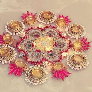 Tapis de Rangoli élégant et durable en or Décoration de maison festive en pierre et métal Décorations de table de mariage de taille personnalisée Bougeoirs - Product Image 3