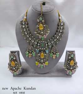 Collier ras du cou indien fantaisie traditionnel et à la mode couleur or Kundan perle boucles d'oreilles ensemble avec Mangtikka pour femmes et filles - Product Image 4