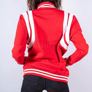 Veste universitaire inspirée du streetwear pour femmes avec contraste audacieux Veste universitaire pour femmes de haute qualité avec étiquette de marque personnalisée - Product Image 3