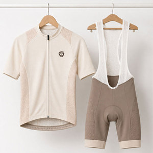 Tenue de cyclisme personnalisée avec impression de logo, tissu respirant, idéale pour les équipes, les clubs, les courses et les activités cyclistes en plein air - Product Image 1