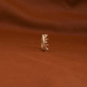 Personalizable 14KT chapado en oro Lab Grown Diamond Crown Shape Wedding Band Estilo de moda Joyería de compromiso - Product Image 3