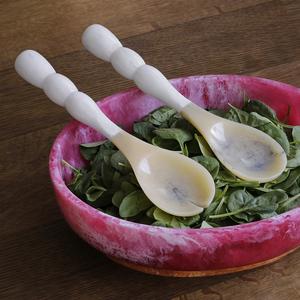 Servidor de ensalada de resina de estilos clásicos y nuevos, cuchara de ensalada desechable, herramientas de pulido de espejo para uso en fiestas de cocina, características sostenibles - Product Image 2