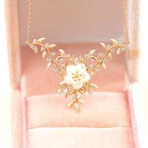 สร้อยคอไข่มุกดอกซากุระสีทองเครื่องประดับดอกไม้หรูหราเป็นแรงบันดาลใจจากธรรมชาติจี้ดอกไม้ซากุระสร้อยคอของขวัญสำหรับเธอ - Product Image 2
