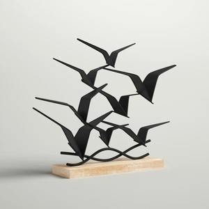 Belle sculpture d'oiseau en métal finition dorée avec base en bois pour la décoration de la maison, salon et cadeaux, fabriquée à la main en Inde - Product Image 3