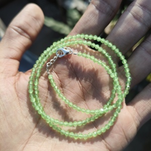 สร้อยคอเงินแท้สไตล์โบฮีเมียนและฮิปปี้ประดับด้วยลูกปัดเพอริดอททรงรอนเดลเหลี่ยมขนาด 3 มม. สีเขียว - Product Image 2