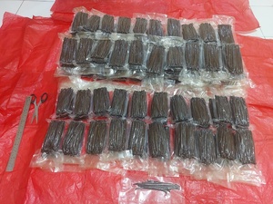 Factory Supply Premium Grade Dried Black Indonesia <b>Vanilla</b> <b>Beans</b> High Quality Gourmet Pods 14-18cm Vacuum Packed 6 Months Shelf - Product Image 2