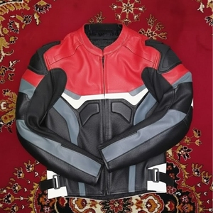 Veste de moto de protection pour toutes les saisons avec protection contre les impacts, ajustement confortable et utilisation durable - Product Image 1