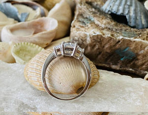 Anillo de diamante de moissanita de corte radiante triple en plata 925 2,70 Ct Set Diseño de tres piedras Idea de regalo de joyería de Boda nupcial para ella - Product Image 6